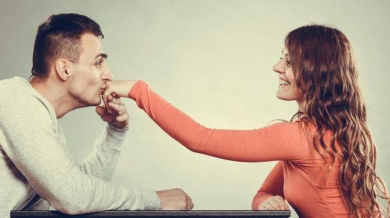 një djalë po kujdeset për një vajzë dhe po mendon për zmadhimin e penisit