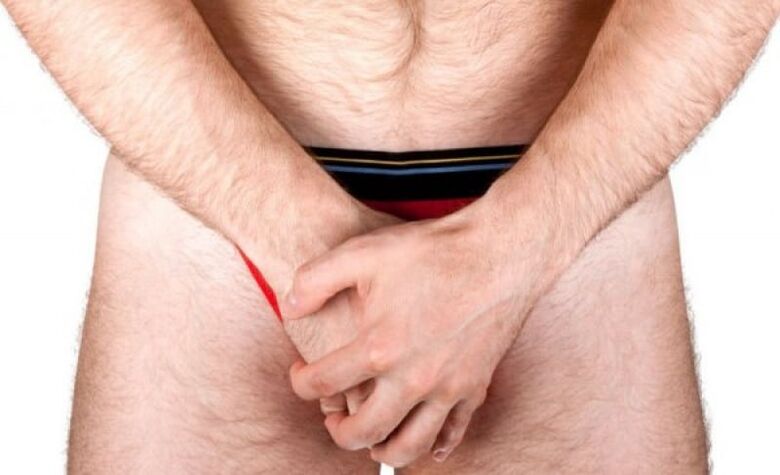 Burri që bën masazh penisit për të rritur trashësinë